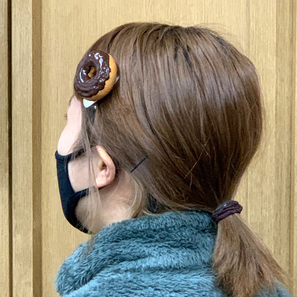 よりリアルな質感！マット仕様のチョコドーナツのヘアピン　ツヤなしチョコ　35ｇ　食品サンプル 6枚目の画像