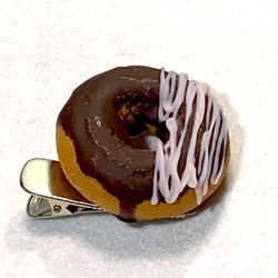 よりリアルな質感！マット仕様のチョコドーナツのヘアピン　ツヤなしチョコいちご　35ｇ　食品サンプル 2枚目の画像
