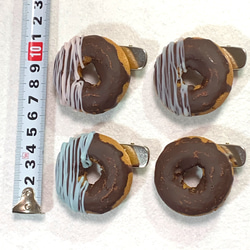 よりリアルな質感！マット仕様のチョコドーナツのヘアピン　ツヤなしチョコいちご　35ｇ　食品サンプル 4枚目の画像