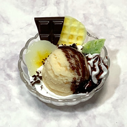 バニラアイスサンデー　チョコソースがけ　40ｇ　食品サンプル　ミニサイズ　ミニチュア　ドール 1枚目の画像