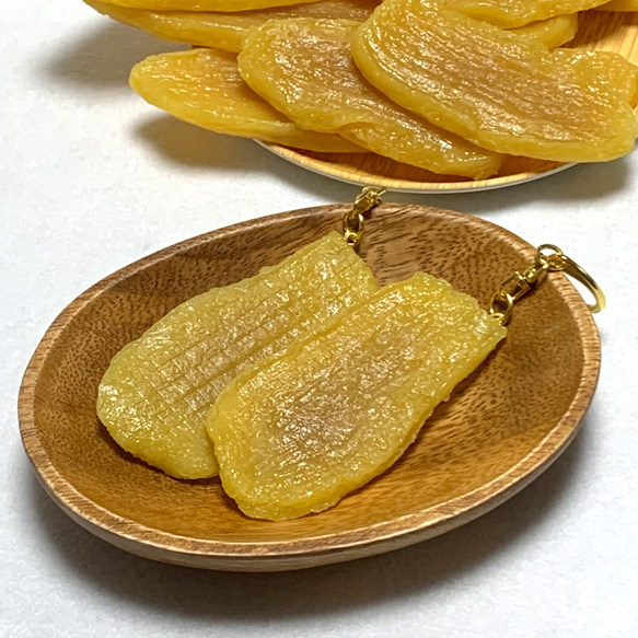干し芋のキーホルダー　リアルサイズ　食品サンプル　茨城県特産品　かわいい 1枚目の画像