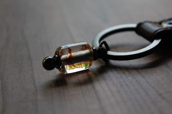 蜻蛉玉のキーホルダー（赤茶×透明）〈2020-51〉 2枚目の画像