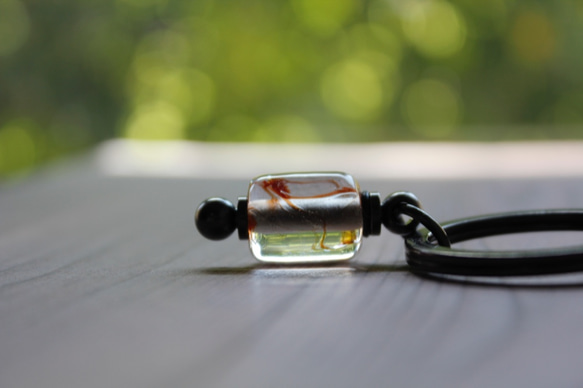 蜻蛉玉のキーホルダー（赤茶×透明）〈2020-51〉 4枚目の画像