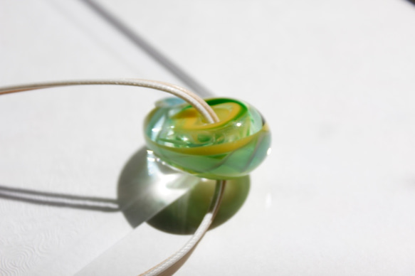 蜻蛉玉（勾玉）の2連ネックレス／菜の花〈2021-20〉 5枚目の画像