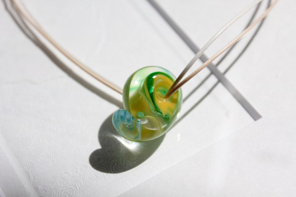 蜻蛉玉（勾玉）の2連ネックレス／菜の花〈2021-20〉 6枚目の画像