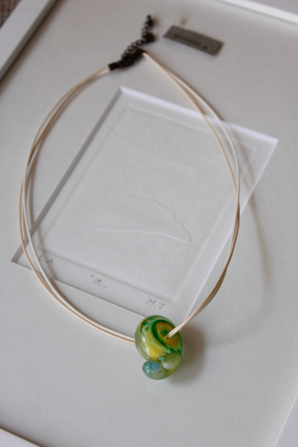 蜻蛉玉（勾玉）の2連ネックレス／菜の花〈2021-20〉 7枚目の画像