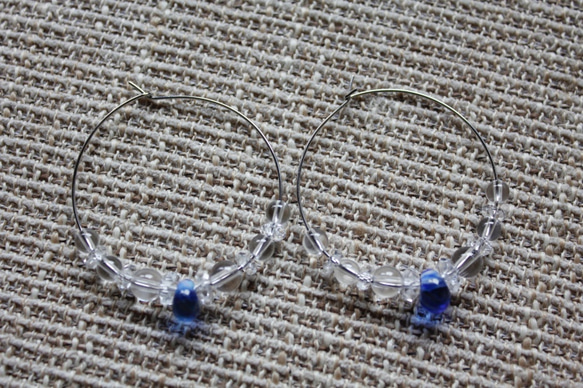 蜻蛉玉と水晶のフープピアス（青）A-33 3枚目の画像