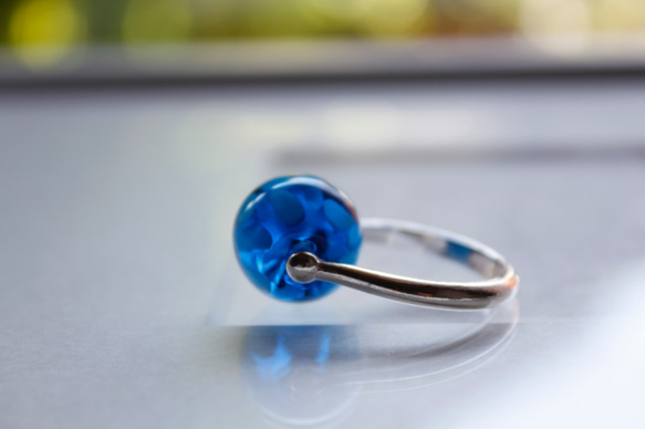 蜻蛉玉〈浮き草〉のシルバーリング＊紺碧〈2019-59〉 1枚目の画像