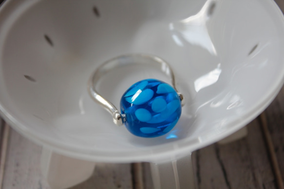 蜻蛉玉〈浮き草〉のシルバーリング＊紺碧〈2019-59〉 2枚目の画像