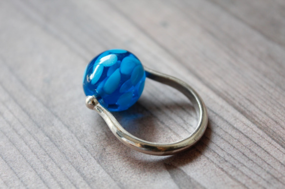 蜻蛉玉〈浮き草〉のシルバーリング＊紺碧〈2019-59〉 3枚目の画像