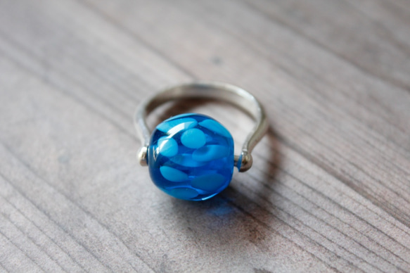 蜻蛉玉〈浮き草〉のシルバーリング＊紺碧〈2019-59〉 4枚目の画像