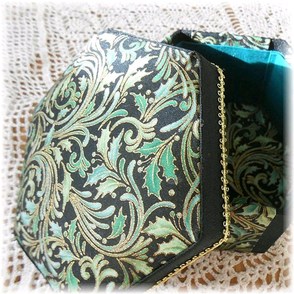 クリスマスのための、六角形カルトナージュ★黒・金・緑★布箱 4枚目の画像