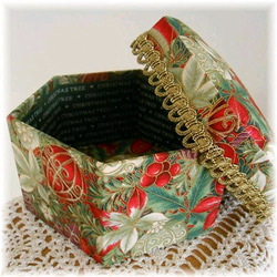 クリスマスのための、六角形カルトナージュ★赤・金・オーナメント柄★布箱 3枚目の画像