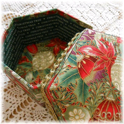 クリスマスのための、六角形カルトナージュ★赤・金・オーナメント柄★布箱 4枚目の画像