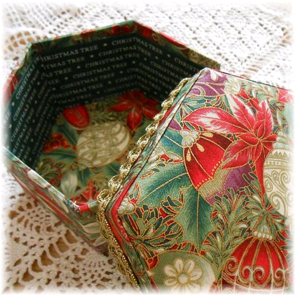 クリスマスのための、六角形カルトナージュ★赤・金・オーナメント柄★布箱 4枚目の画像