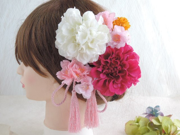 ホワイトとローズピンクダリアの桜髪飾り 3枚目の画像