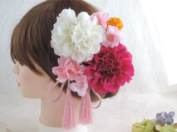 ホワイトとローズピンクダリアの桜髪飾り 4枚目の画像