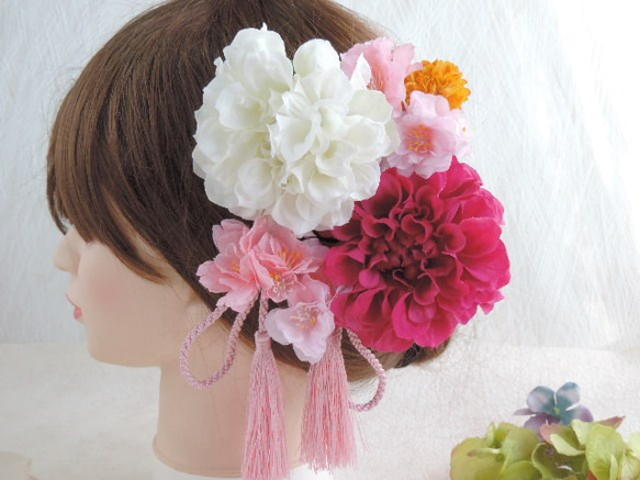 ホワイトとローズピンクダリアの桜髪飾り 1枚目の画像