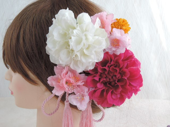 ホワイトとローズピンクダリアの桜髪飾り 2枚目の画像