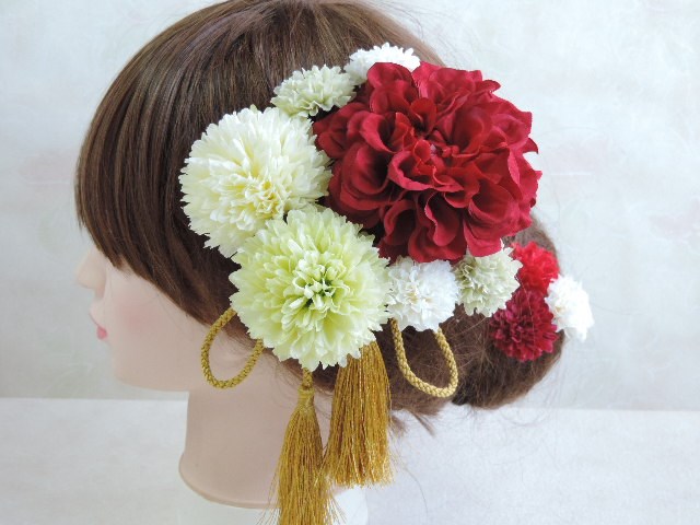 赤と淡い緑の髪飾り　～白無垢や赤い色打掛に～