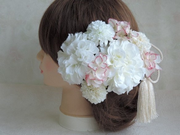 白が清らか可愛い髪飾り　白無垢　色打掛　成人式髪飾り　結婚式髪飾り　成人式前撮り　結婚式前撮り　タッセル　春婚　神前式