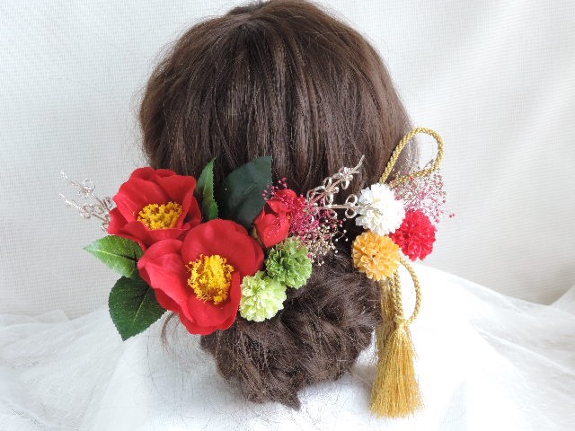 赤い椿とゴールドの髪飾り