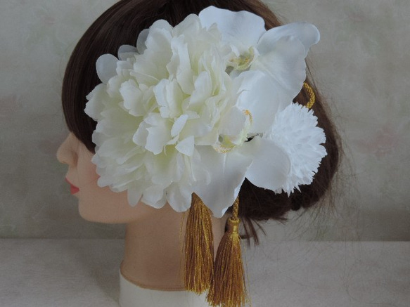 胡蝶蘭と芍薬のお慶びの髪飾り　～和装婚の白無垢に～ 1枚目の画像