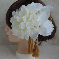 胡蝶蘭と芍薬のお慶びの髪飾り　～和装婚の白無垢に～ 2枚目の画像