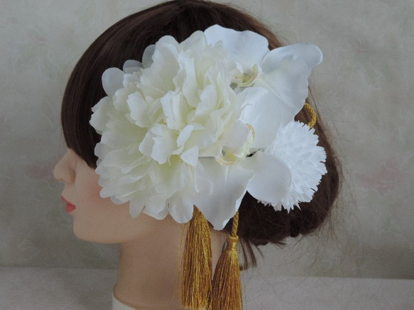 胡蝶蘭と芍薬のお慶びの髪飾り　～和装婚の白無垢に～ 3枚目の画像