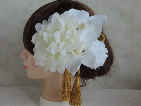 胡蝶蘭と芍薬のお慶びの髪飾り　～和装婚の白無垢に～ 4枚目の画像