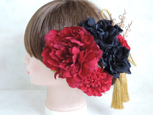 赤い芍薬と黒いダリアの粋な髪飾り