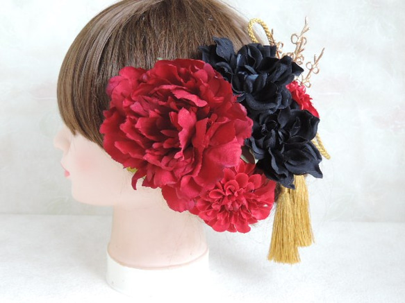 赤芍和黑色大麗花的時尚發飾 第2張的照片