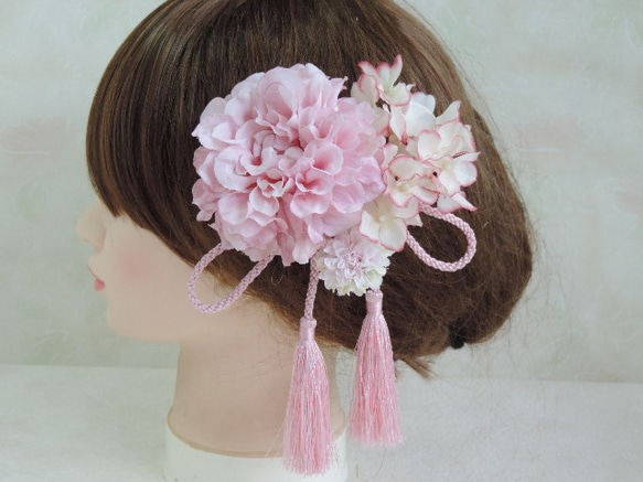 像櫻花一樣的繡球花是一個可愛的頭髮裝飾 第1張的照片
