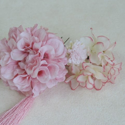 像櫻花一樣的繡球花是一個可愛的頭髮裝飾 第5張的照片