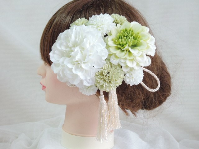U3　黄緑色ジニアのほんのりと緑に色づく髪飾り　～白無垢の花嫁さまへ～