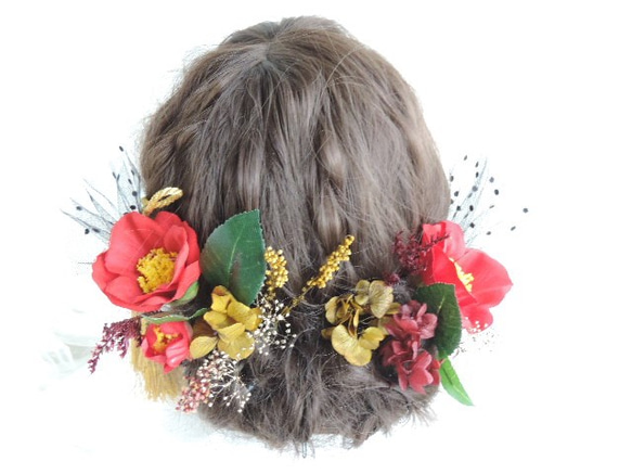 赤椿と黒のドットチュールの小粋な髪飾り 1枚目の画像