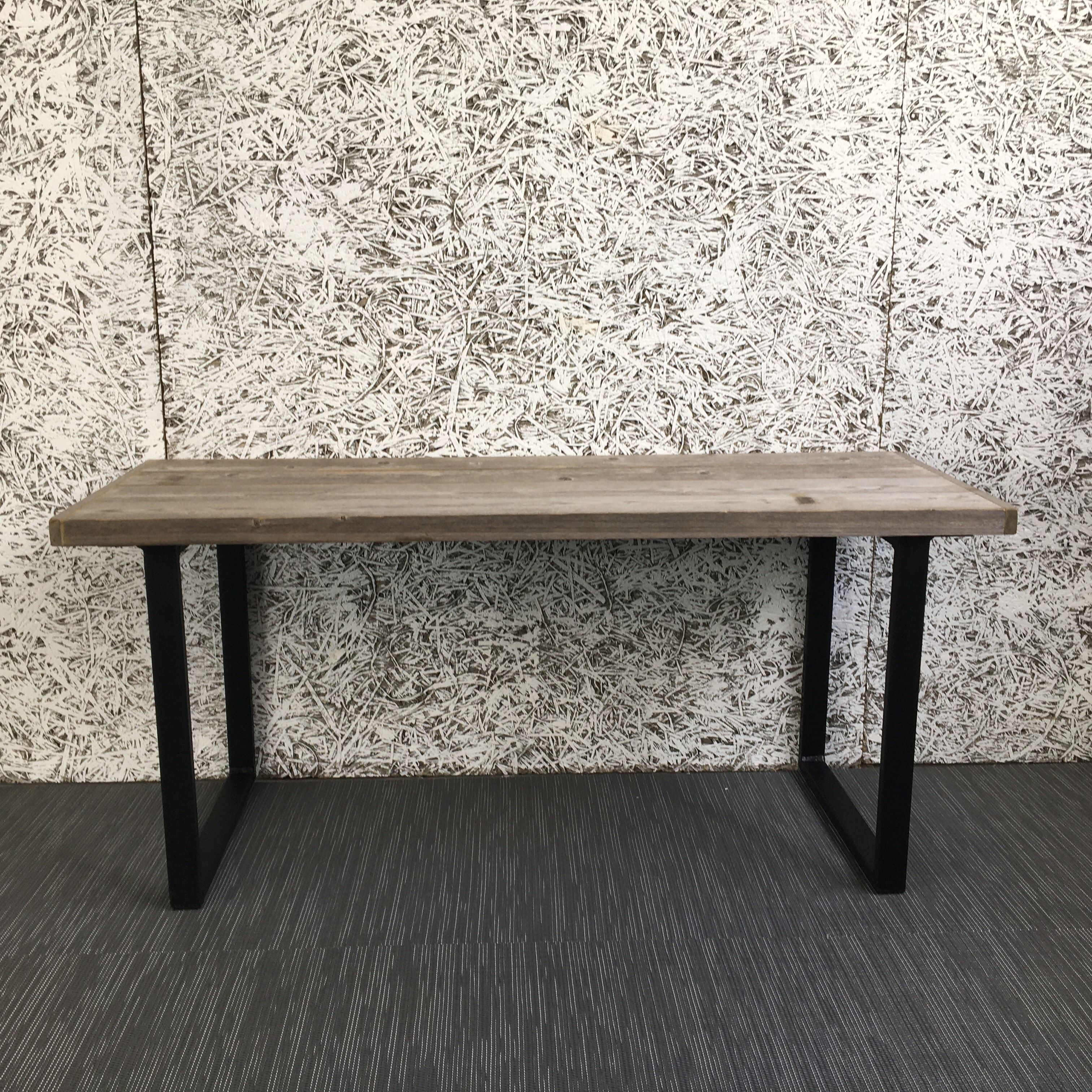 古材の座板と鉄脚のベンチ