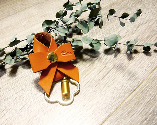 大人のための本革バッグチャームリボンキーホルダー・ピルケース付き