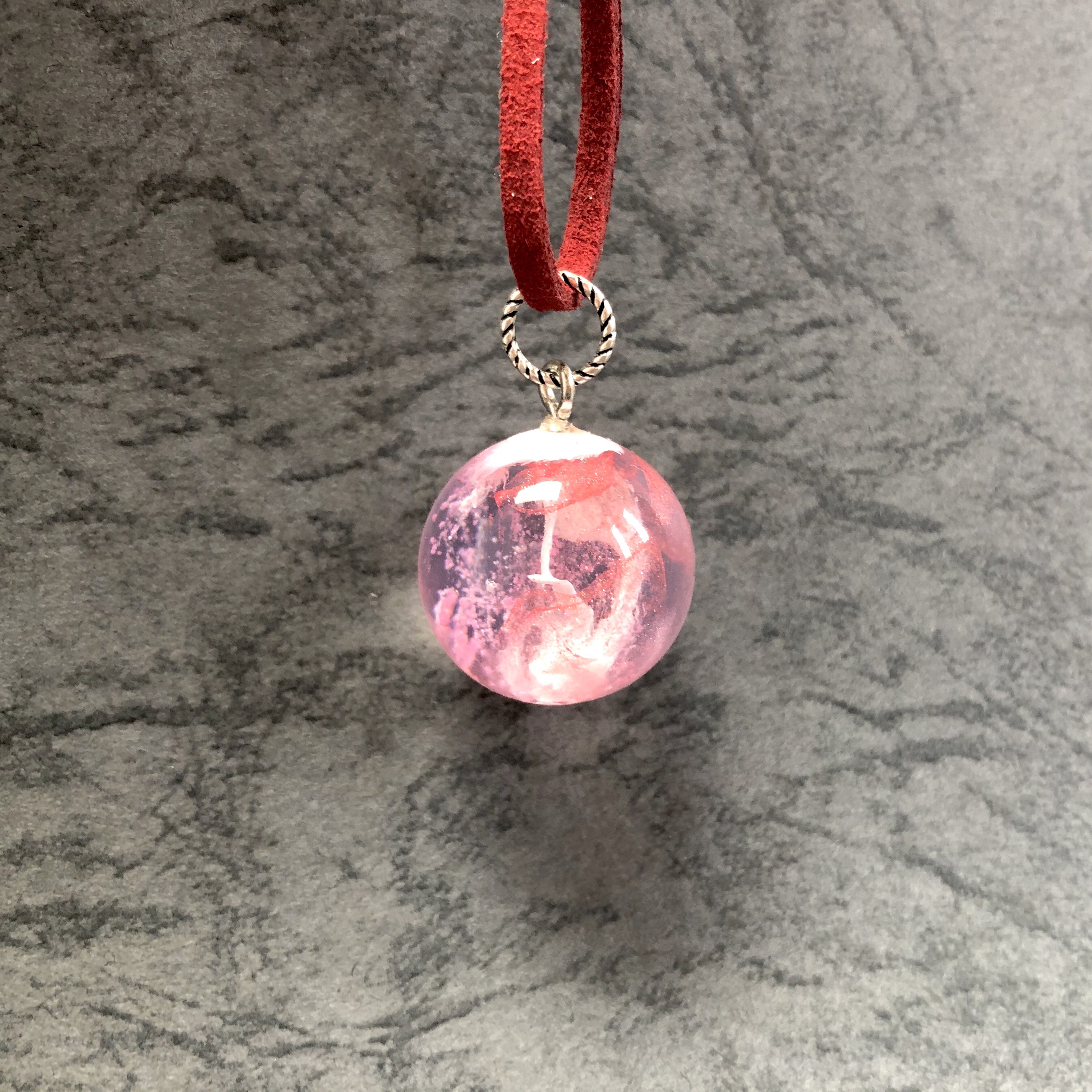 こぼれる桃色のロングネックレス