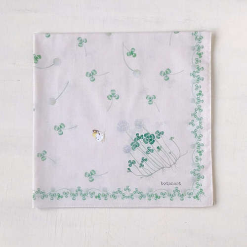 シロツメクサと四葉のクローバーのハンカチ（52×52cm）ボタニカル