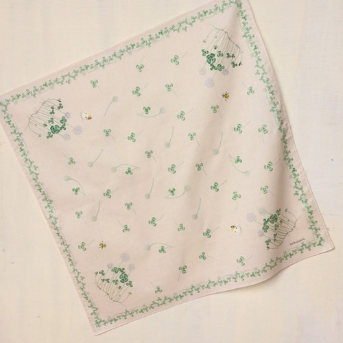 シロツメクサと四葉のクローバーのハンカチ（52×52cm）ボタニカル