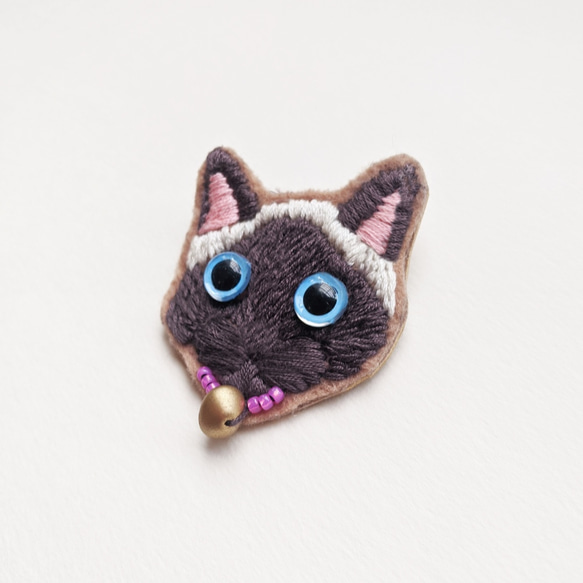 【刺繍　ブローチ】ギフトボックス付　シャム猫 2枚目の画像