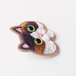 【刺繍　ブローチ】ギフトボックス付　三毛猫 2枚目の画像