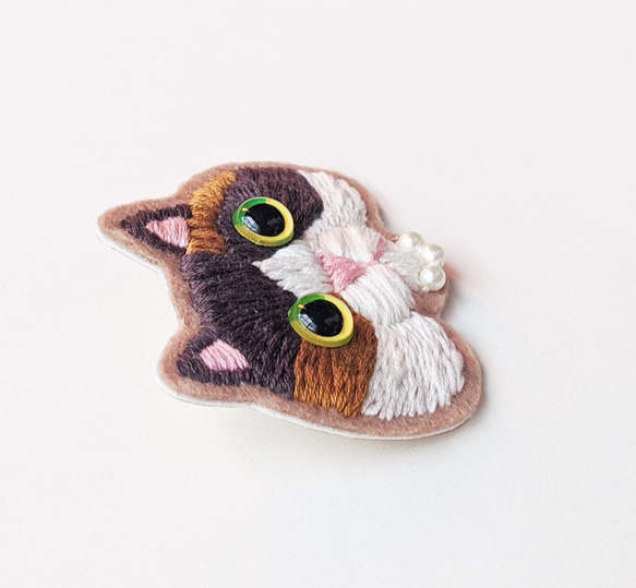 【刺繍　ブローチ】ギフトボックス付　三毛猫 2枚目の画像