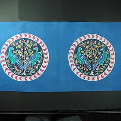 木綿　手描きろうけつ染め　鳥紋テーブルセンター　青 1枚目の画像