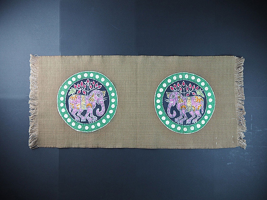 つむぎ帯地綿　手描きろうけつ染め　インド象紋テーブルセンター　利休茶 11,250円