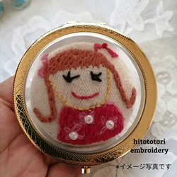 オーダー子供の絵作る手刺繍コンパクトミラー（塗りつぶし有の絵）受注生産子供の成長卒園入学記念 1枚目の画像