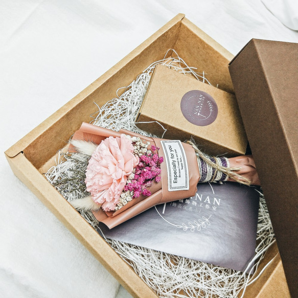 SP02《限量母親節花束禮》大朵粉色康乃馨單枝花束 乾燥花 永生花 禮盒加購 第3張的照片