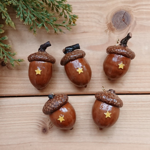 mini ornaments ❀ 2つのかわいい ドングリさん（サンタ – KoKoRo）