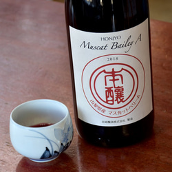 【一升瓶ワイン】ホンジョー印 マスカット・ベリーA （赤ワイン、辛口、日本ワイン） 1枚目の画像